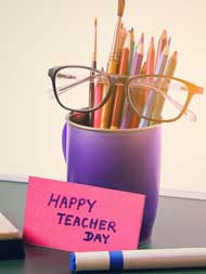 Teachers' Day 2021: इस शिक्षक दिवस अपने टीचर्स को गिफ्ट में दें ये चीजें, जरूर आएंगी पसंद