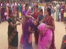 तेलंगाना में सरकारी साड़ी के लिए महिलाओं में मची होड़, खींचे एकदूसरे के बाल तेलंगाना में सरकारी साड़ी के लिए महिलाओं में मची होड़, खींचे एकदूसरे के बाल