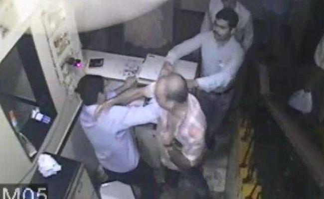 Cop Thrashes Hotel Staff Over Food Bill, Act Caught On Camera. No FIR Yet