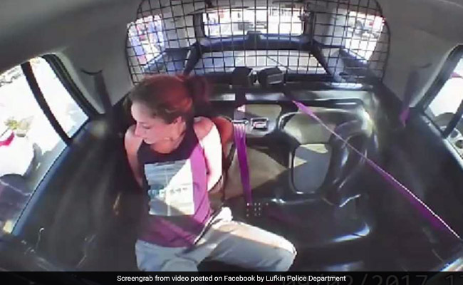 हथकड़ी खोल पुलिस जीप ही ले भागी महिला, कैमरे में कैद हुई पूरी घटना