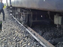 Anxious Moments For Passengers As Engine Decouples From Bogies Anxious Moments For Passengers As Engine Decouples From Bogies