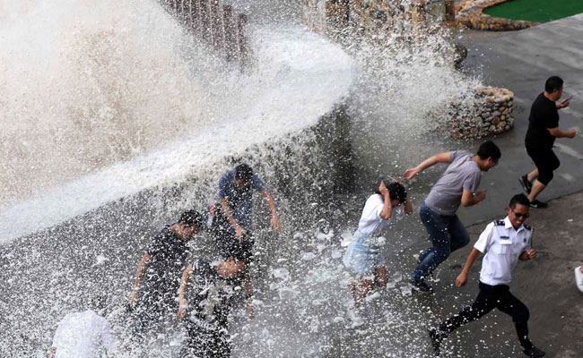 2 Dead, 3 Missing As Typhoon Rips Through Japan