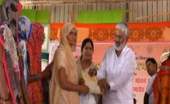 ऋण माफी के नाम पर क्या यह मजाक है? यूपी में 1 रुपये से 18 रुपये तक के बांटे गए चेक