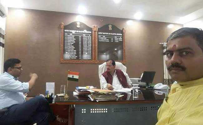 सत्ता का नशा: डीएम की कुर्सी पर जा बैठे नीतीश सरकार के मंत्री विजय कुमार सिन्हा