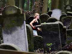 In Warsaw, Youths Rescue Europe's Largest Jewish Cemetery