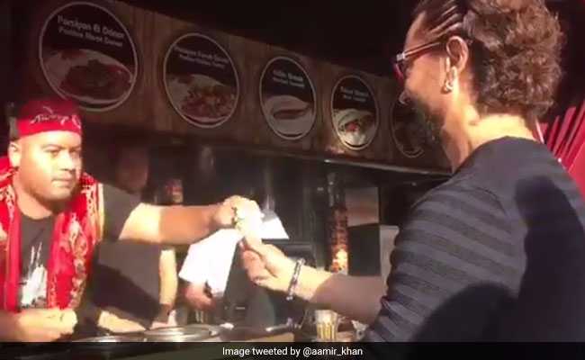 1 मिनट तक आमिर खान मांगते रहे आइसक्रीम, हाथ लगा ठेंगा और वीडियो हो गया Viral