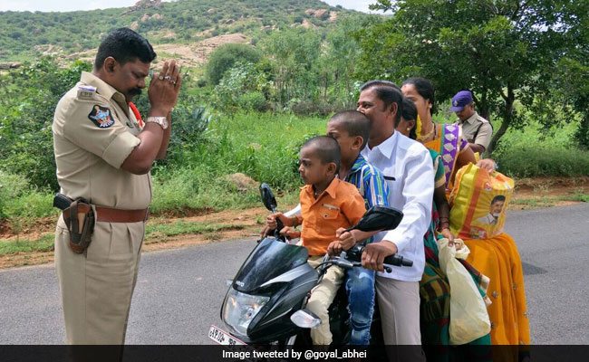 बाइक पर पूरे परिवार को देख बेबस पुलिस वाले ने जोड़ लिए हाथ, फोटो वायरल