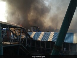 Huge Fire Reaches Bandra Railway Station LIVE Updates: Fire Now Under Control Huge Fire Reaches Bandra Railway Station LIVE Updates: Fire Now Under Control