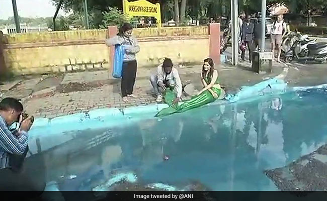 In Bengaluru, Artist Transforms Pothole Into Colourful Protest Site