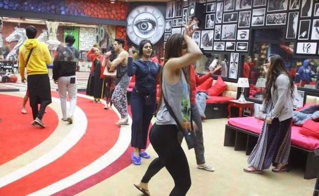 Bigg Boss-11 Day 2: जुबैर खान ने सुनाया ‘एडल्ट जोक’ तो सपना चौधरी को गुस्सा आया