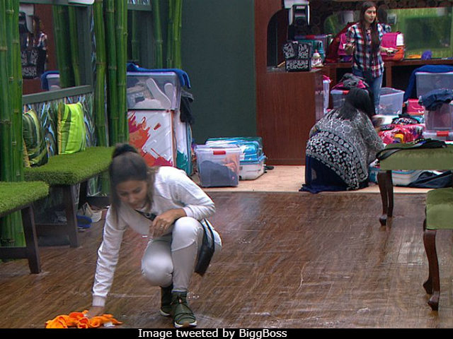 <I>Bigg Boss 11</i>, October 3: Hina Khan Spends Her Birthday Doing <I>Jhadu Pocha</i> In The House