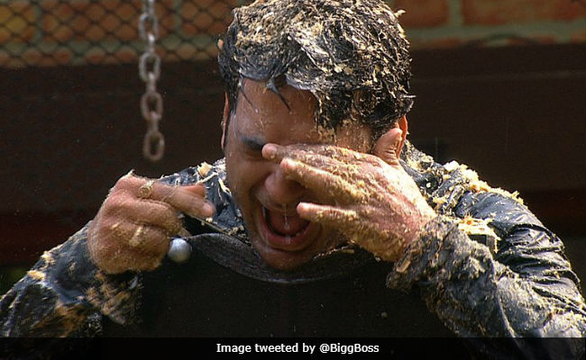 <i>Bigg Boss 11</i>, October 17: It's Vikas Gupta Vs Akash And Puneesh