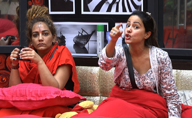 Bigg Boss 11: ‘अंगूरी भाभी’ और विकास में घमासान, कपड़ों पर फेंकी चाय, हिना खान बन गईं ड्रामा क्वीन