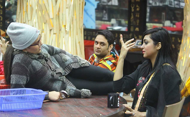 Bigg Boss 11: अर्शी खान ने कहा ‘नाचने वाली’ तो सपना चौधरी ने दी धमकी, संभलकर रह, नहीं तो हाथ उठ जाएगा