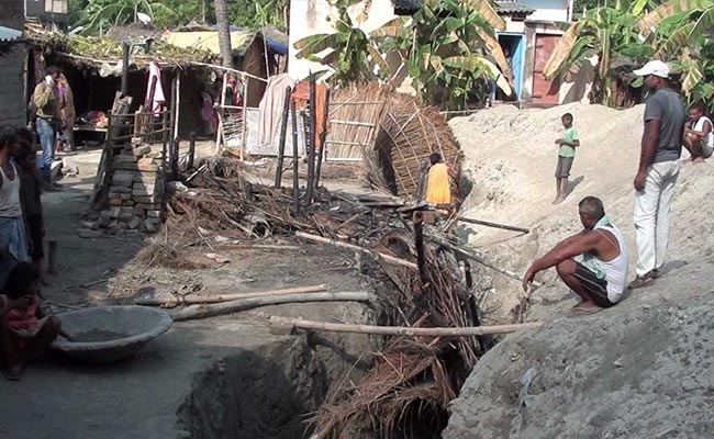 बिहार : प्रेम प्रसंग से नाराज पंचायत ने JCB से गड्ढा खोदकर रास्ता करवाया बंद, जानें पूरा मामला