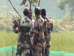 शहीद बीएसएफ अधिकारी के अंतिम संस्कार से पहले बहनों ने अंतिम बार लगाया चंदन का लेप शहीद बीएसएफ अधिकारी के अंतिम संस्कार से पहले बहनों ने अंतिम बार लगाया चंदन का लेप