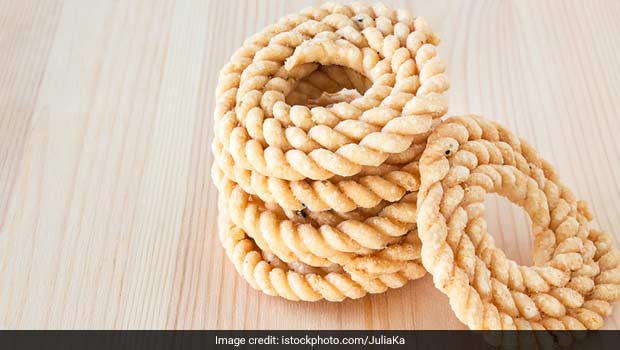 Ajwain Chakli Recipe: A Crunchy, Savoury Snack Which You Can Binge On!