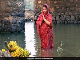 Chhath 2017: Delhi Prepares For Main Puja With Ghats Decked Up Chhath 2017: Delhi Prepares For Main Puja With Ghats Decked Up