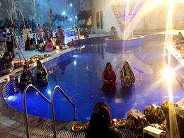 तस्वीरों मेें देखें- छठ पर्व की छटा, उदीयमान सूर्य को दिया गया अर्घ्य तस्वीरों मेें देखें- छठ पर्व की छटा, उदीयमान सूर्य को दिया गया अर्घ्य