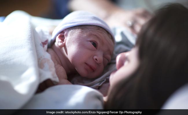 वॉटर बर्थ डिलीवरी क्या है? इस प्रक्रिया में कैसे जन्म लेता है बच्चा? जानें प्रेग्नेंट महिलाओं के लिए कितनी सेफ