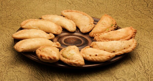 Holi 2018 Special: 7 Interesting Ways To Make Gujiyas Healthy This Holi!