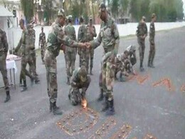 तस्वीरों में देखें- राष्ट्रपति भवन से लेकर बॉर्डर तक दीपावली की धूम, जवानों ने खिलाई एक-दूसरे को मिठाइयां तस्वीरों में देखें- राष्ट्रपति भवन से लेकर बॉर्डर तक दीपावली की धूम, जवानों ने खिलाई एक-दूसरे को मिठाइयां