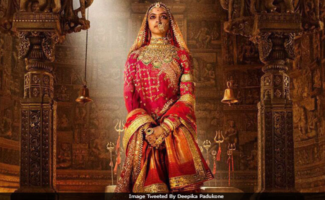 Deepika Padukone Tweets To Smriti Irani For 'Action' On Vandalised <i>Padmavati</i> Rangoli