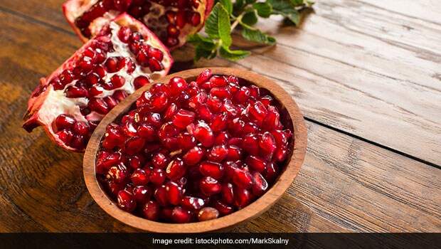 Pomegranate For Skin: सेहत ही नहीं स्किन के लिए भी बेहद फायदेमंद है अनार, इस तरह इस्तेमाल कर पाएं ग्लोइंग और सॉफ्ट स्किन