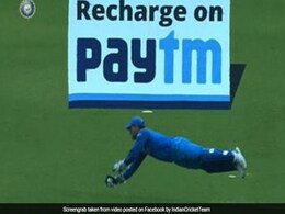 VIDEO: हवा में उड़ा 36 साल का 'सुपरमैन', धोनी की फिटनेस के सब कायल VIDEO: हवा में उड़ा 36 साल का 'सुपरमैन', धोनी की फिटनेस के सब कायल