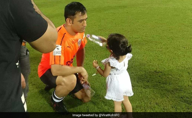 चैरिटी फुटबॉल मैच में एमएस धोनी के लिए ड्रिंक लेकर मैदान में पहुंची बेटी जीवा