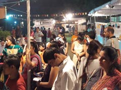 दिव्यांग युवाओं ने स्टॉल लगाकर लोगों को किया आकर्षित