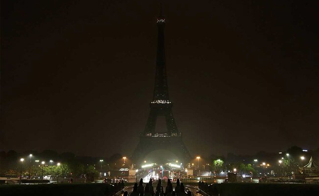 Eiffel Tower पर वीडियो के जरिए नर्सों, डॉक्टरों का आभार किया गया व्यक्त, 'शुक्र है, आप मौजूद थे'