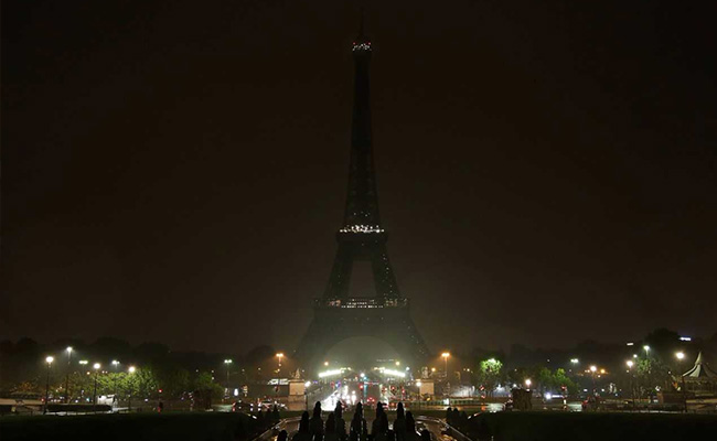 Eiffel Tower Goes Dark For Las Vegas Victims