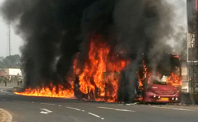 झारखंड : धू-धू करके जलने लगी बस, ड्राइवर आग बुझा रहा था मिनरल वॉटर से..