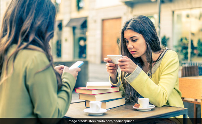 Celeb Dermatologist Kiran Lohia Tells Us How Smartphone Addiction Can Harm Our Skin Too