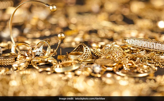 Golds Loses Glitter, Weakens By Rs 70