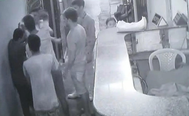 Watch: Gang Points Gun At Doctor, Demands Immediate Treatment For Friend