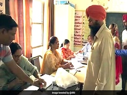 विनोद खन्ना के निधन से खाली हुई गुरदासपुर सीट के लिए मतदान, बीजेपी-कांग्रेस का है लिटमस टेस्ट विनोद खन्ना के निधन से खाली हुई गुरदासपुर सीट के लिए मतदान, बीजेपी-कांग्रेस का है लिटमस टेस्ट