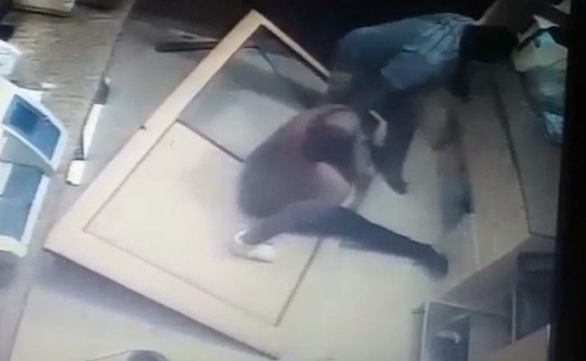 दो नाइजीरियाई गुटों के बीच मारपीट, अस्पताल के स्टाफ ने टॉयलेट में घुसकर बचाई जान