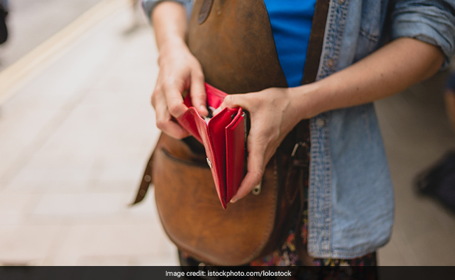 7 Ways To Manage Your Money Better (And Actually Save Some!)