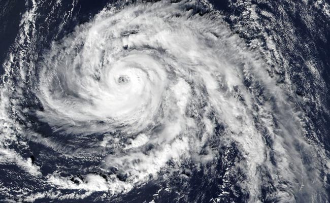 जापान में साल के 21वां तूफान, 'लैन' की वजह से बड़ी संख्या में उड़ान सेवाएं रद्द