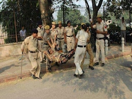 बेटे को खोजती मां से भला ऐसा बर्ताव, नजीब की मां को पुलिस ने घसीटा बेटे को खोजती मां से भला ऐसा बर्ताव, नजीब की मां को पुलिस ने घसीटा