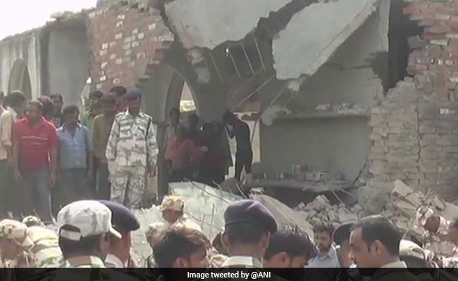 कानपुर : घर में बना रहे थे पटाखे, धमाके में जमींदोज हुआ मकान, 2 लोगों की मौत