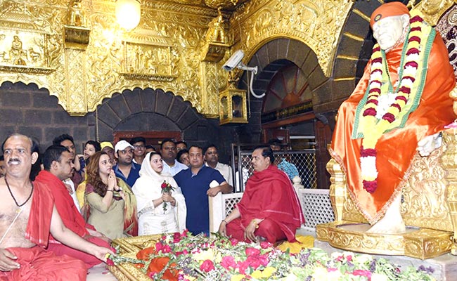 Viral Photo : गर्लफ्रेंड के साथ शिरडी साईं बाबा के मंदिर पहुंचे कपिल शर्मा