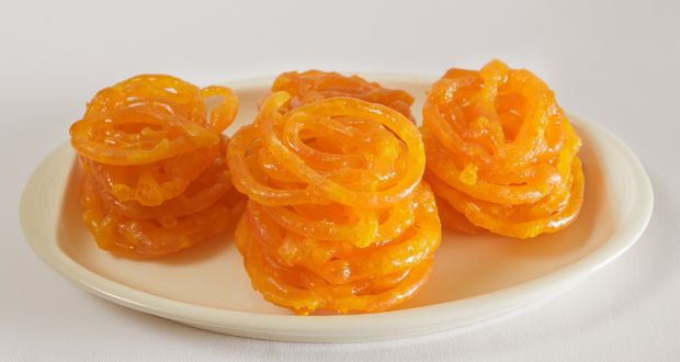 Kesari Jalebi: घर आए गेस्ट को मीठे में खिलाना चाहते हैं कुछ स्वादिष्ट, तो झटपट बनाएं केसरी जलेबी