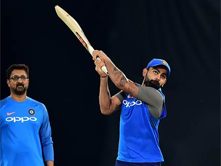 India vs Australia: Virat Kohli, MS Dhoni Cheer Fans With Left-Handed Batting