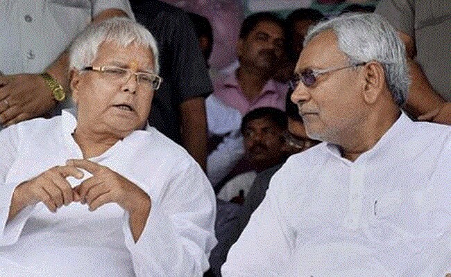 लालू और नीतीश साथ बैठे.... लेकिन 'मिले नहीं', बढ़ती नजर आ रही RJD-JDU में दरार