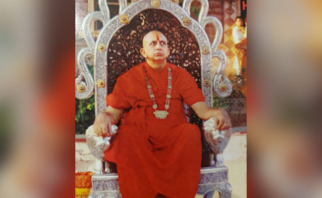 एक और हाई प्रोफाइल बाबा विवादों में, पूर्व साध्वी ने दर्ज कराया रेप केस