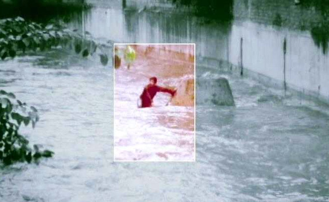 Hyderabad Man Slips Into Open Drain, Dies. His Ordeal Caught On Video