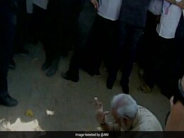 पीएम बनकर 'घर' पहुंचे नरेंद्र मोदी, स्कूल की मिट्टी को माथे पर लगाया, मेडिकल कॉलेज का किया उद्घाटन पीएम बनकर 'घर' पहुंचे नरेंद्र मोदी, स्कूल की मिट्टी को माथे पर लगाया, मेडिकल कॉलेज का किया उद्घाटन